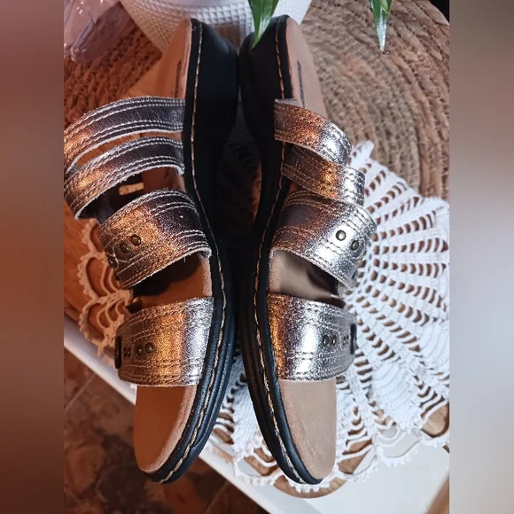 Clarks Collection Slide Sandals Womens 6M EUC Metallic Velcro Soft Cushion - Picture 8 of 11